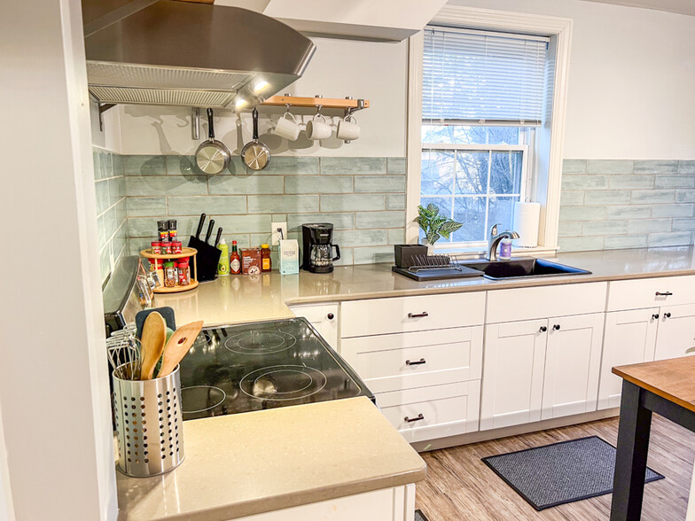 Furnished kitchenette with kitchen basics - 2031 Eversong Ln