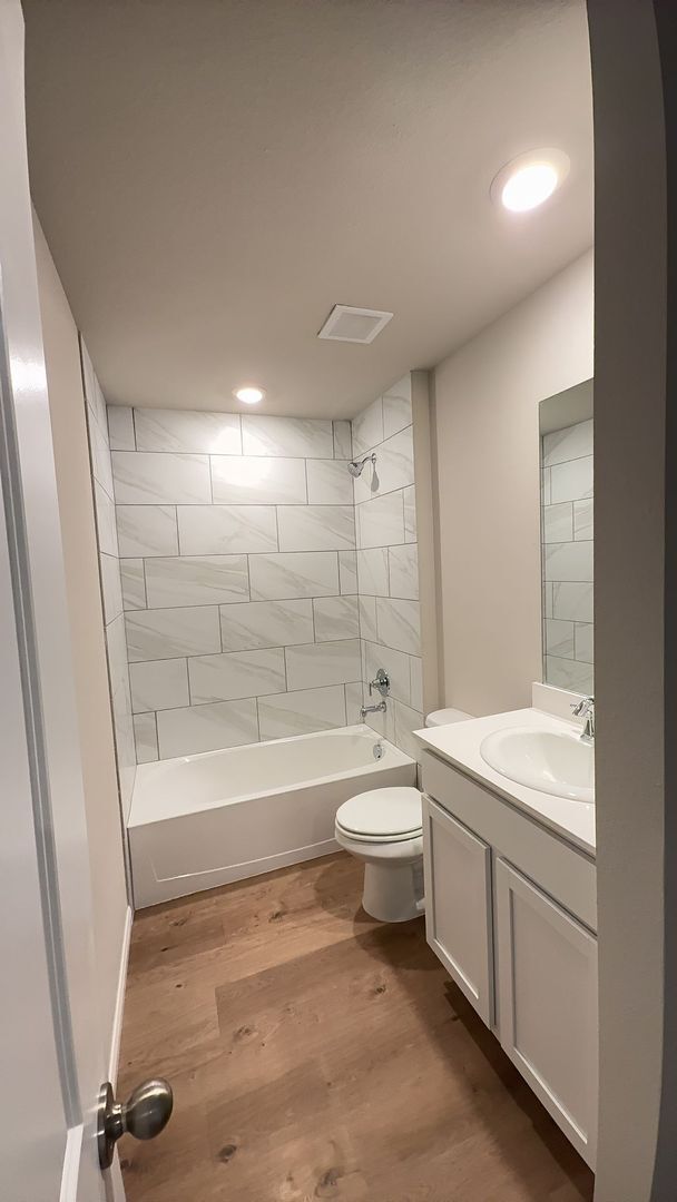 Building Photo - Start your year off right in this beautiful 4bed/2bath new construction home!