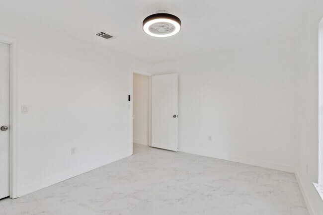 Building Photo - 527 Glade Ct