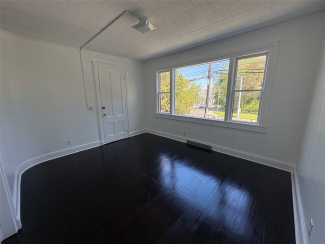 Building Photo - 86 Conklin Ave