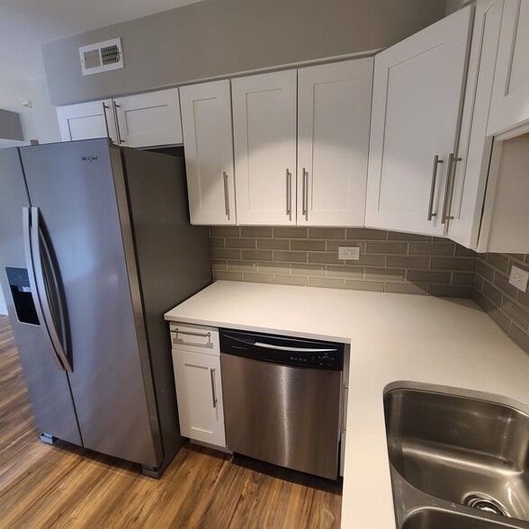 Kitchen - 10501 S Highland Ave