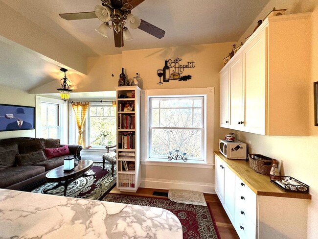 Building Photo - Vintage Home, furnished and upgraded: Occi...