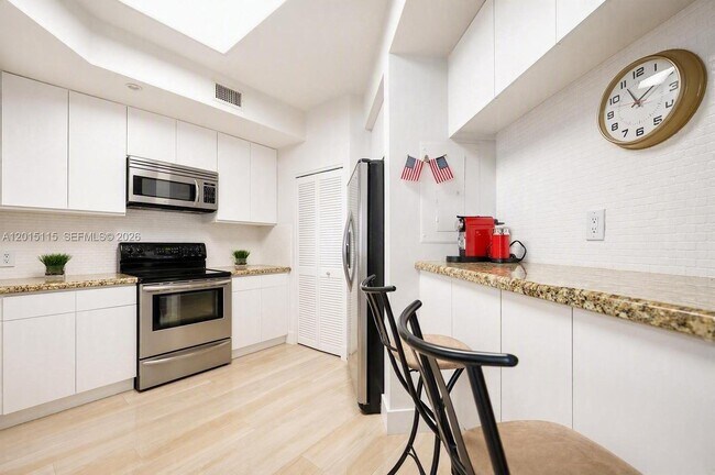 Building Photo - 888 Brickell Key Dr