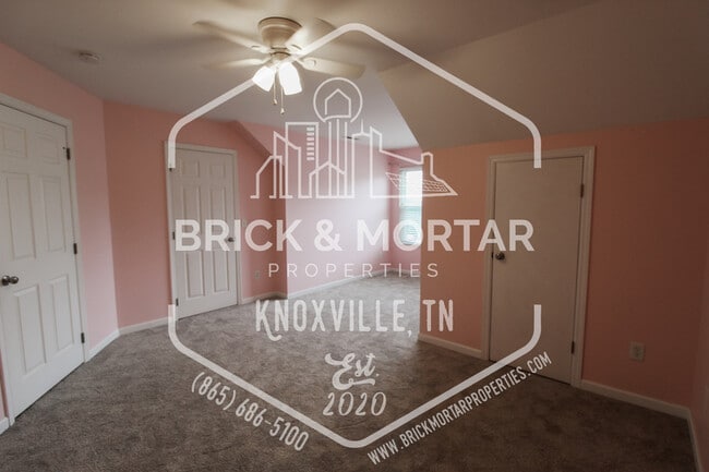 Building Photo - 900 Glendower Way