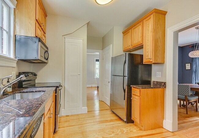 Building Photo - 3-Bed in the Heart of Washington, D.C. – Spacious 1996 Sq Ft with 2 Full Baths!"