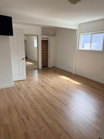 Building Photo - 15722 Larch Ave
