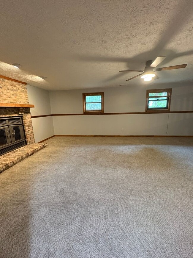 Building Photo - Beautiful Tri-level Home in Centerville