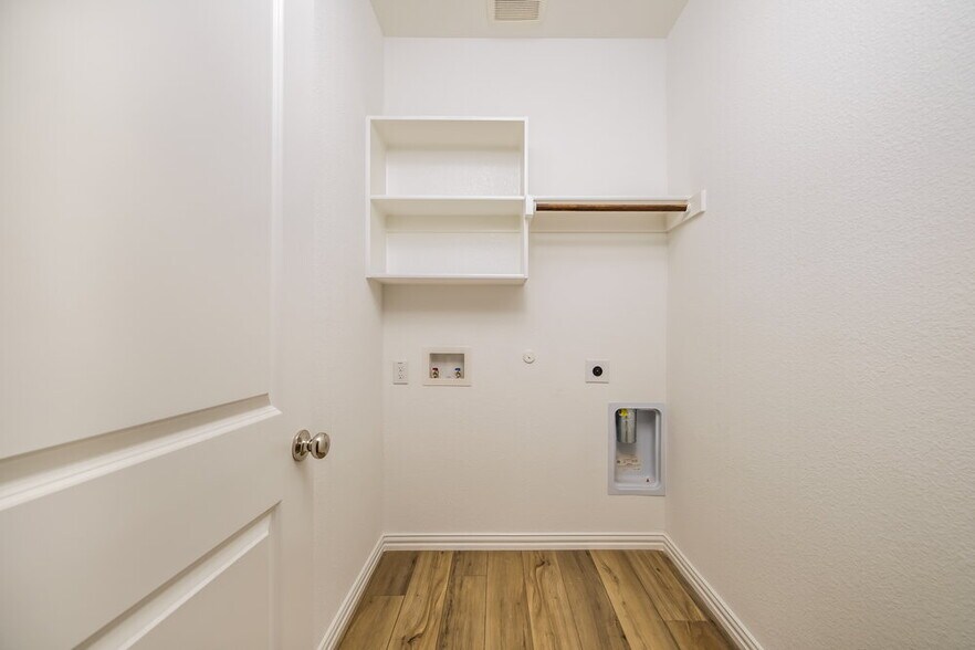 Building Photo - 1100 Daffodil St