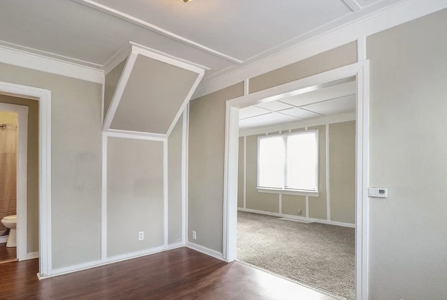 Building Photo - 405 E Woodside St