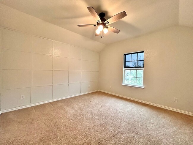 Building Photo - Bright & Beautiful 4 Bed, 3.5 Bath Home with Room for Everyone