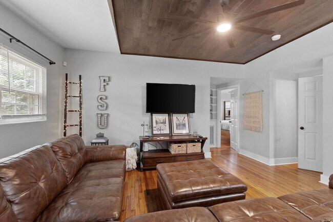 Building Photo - 3/2 House by TMH!! Available April!! fully furnished, 6 or 12 month lease available