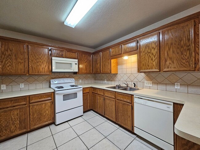 Building Photo - AVAILABLE NOW!