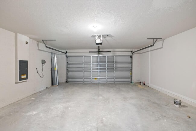 Building Photo - Spacious 5 Bedroom - Fenced In Yard!
