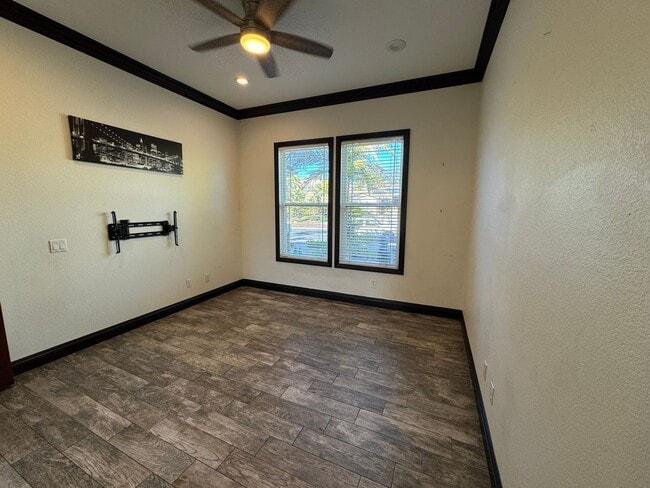 Building Photo - 5 Bedroom Luxury home