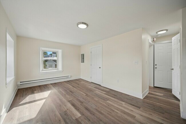 Building Photo - 109 W Queen Ln