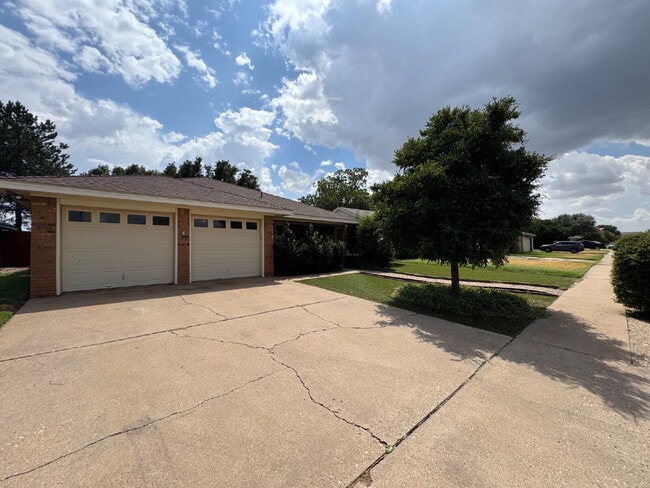 Building Photo - "Spacious 3-Bedroom with 2 Full Baths in P...