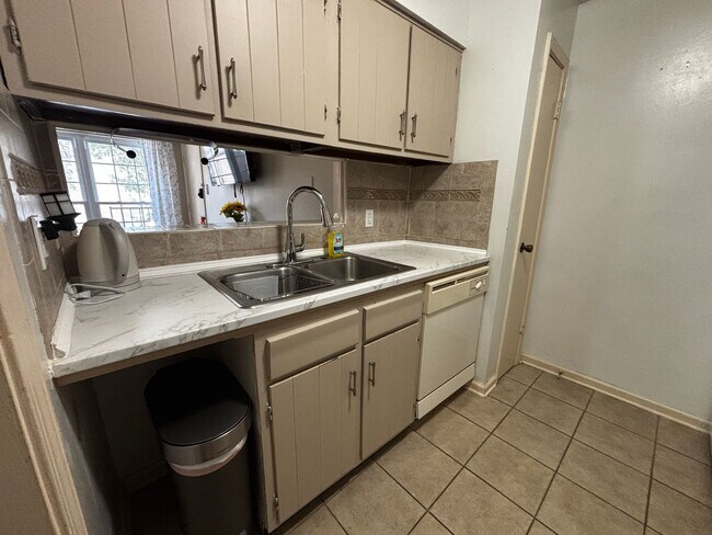 Building Photo - 1601 N Bryant St