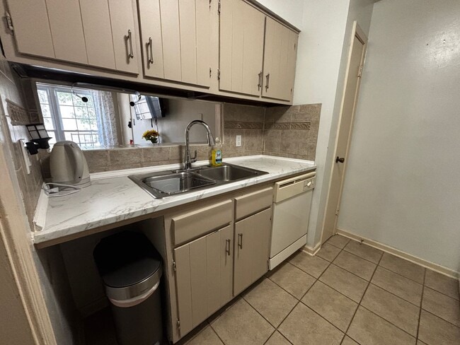 Building Photo - Furnished, Midtown One Bedroom Apartment