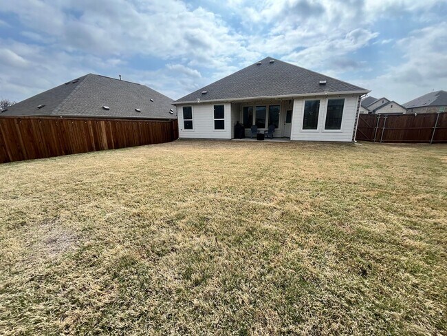 Building Photo - Beautiful Newer 3-2-2 with WOW Yard! May 2026 Move-in!