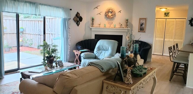 Family room - 307 Halyard Ct