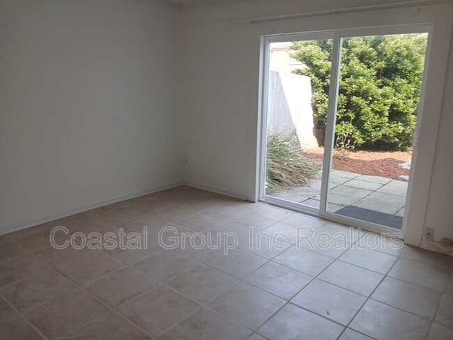 Building Photo - 2241 Sedgewick Dr