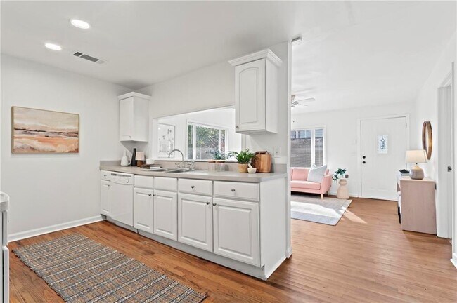 Building Photo - 2070 Ridgedale Rd NE