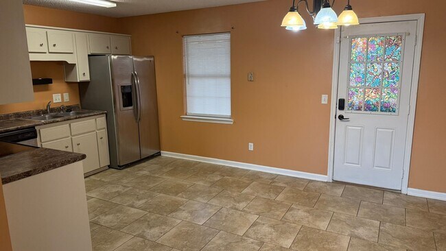 Building Photo - MOVE-IN SPECIAL: 50% OFF 1st FULL MONTH'S RENT!**
