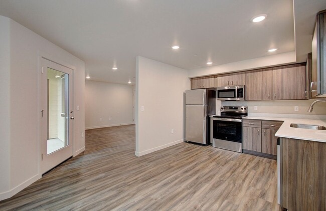 Building Photo - 404 NE 117th Ave