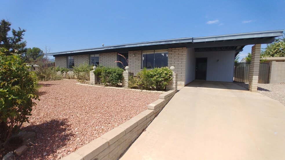Covered carport with space for 1 car. Lots of additional parking on driveway and street. - 539 Mallard Cir W