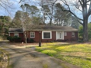 Building Photo - Charming 3/2 House in College Heights- $2,250