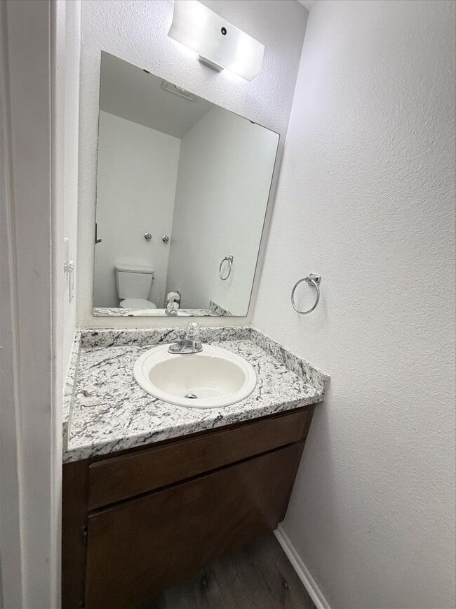 Building Photo - $2100 / 2br - 789 ft2 - Townhome/garage/fenced yard