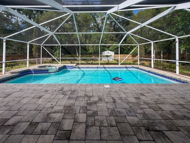 Building Photo - 4BR/2BA POOL home in NW Gainesville!
