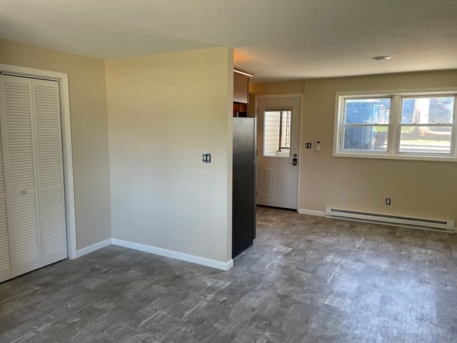 Building Photo - 2 Bedroom, 1 Bathroom Duplex in Camanche, IA