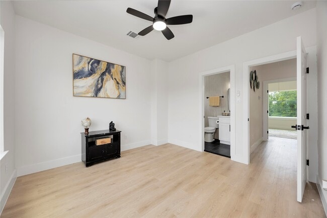 Building Photo - 2112 Des Chaumes St