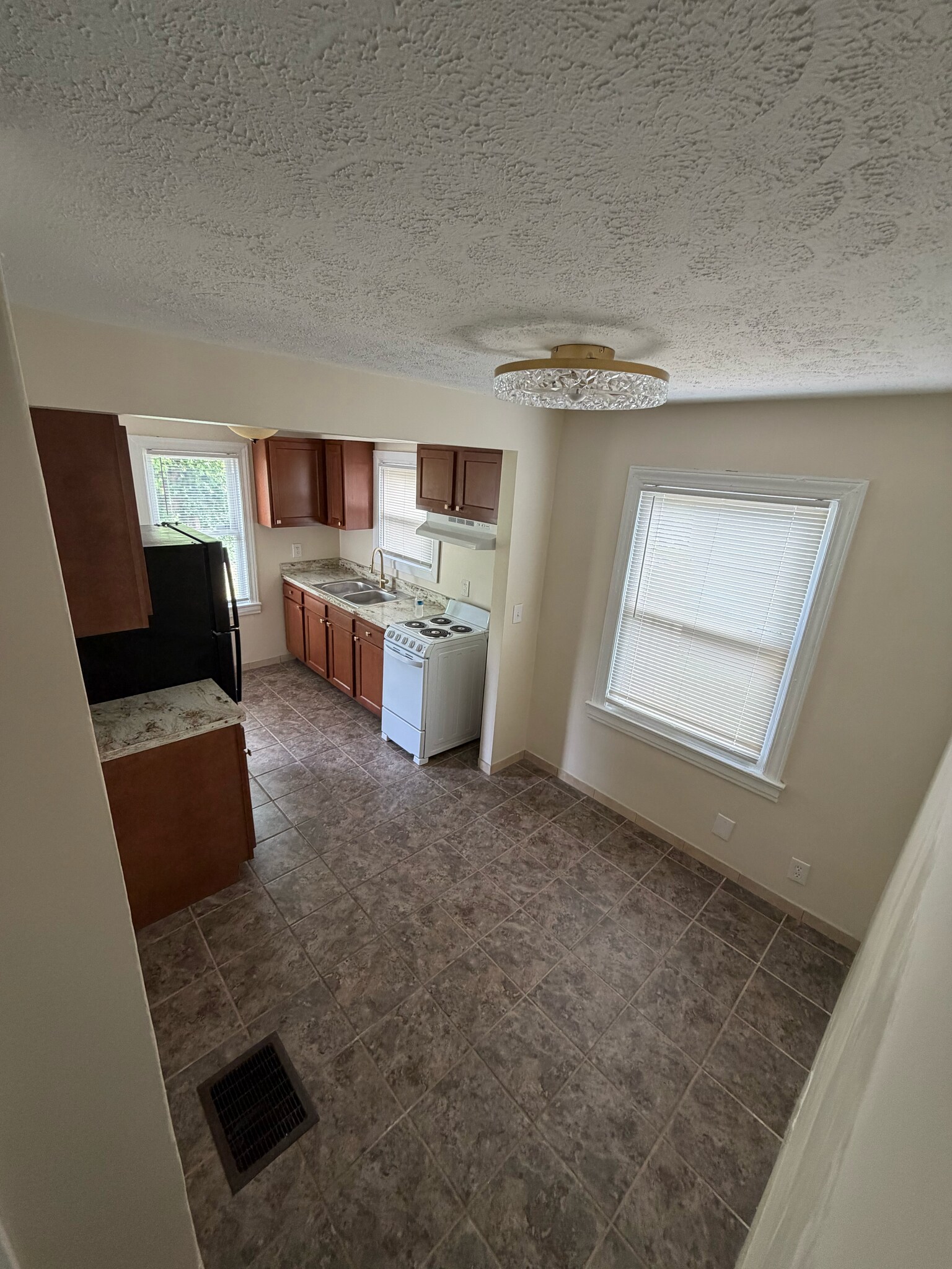 Building Photo - 2811 Narragansett Dr