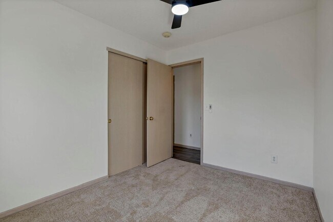 Building Photo - 950 Robmeyer Dr