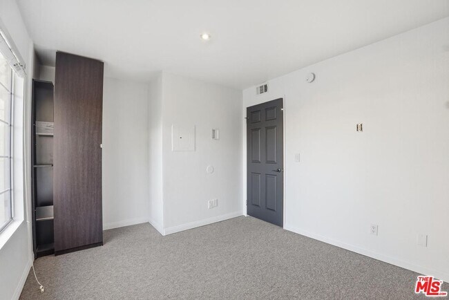 Building Photo - 5530 Owensmouth Ave