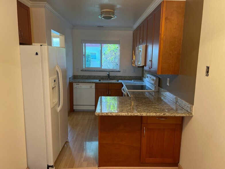 Building Photo - 447 Oak Ave