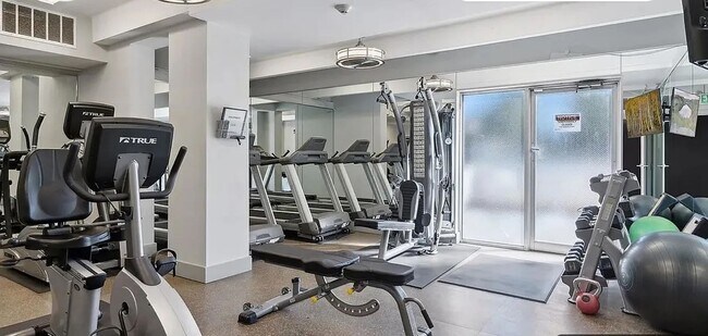 Building Photo - Stunning Mountain Views and an Unbeatable Location!