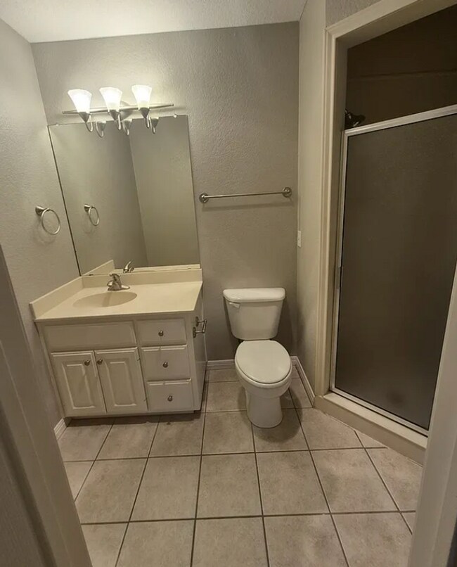 Building Photo - 3 bed 3 bath one block away from Baylor