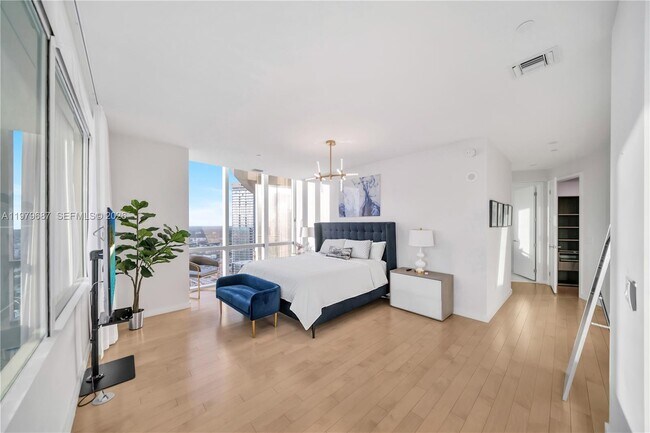 Building Photo - 851 NE 1st Ave