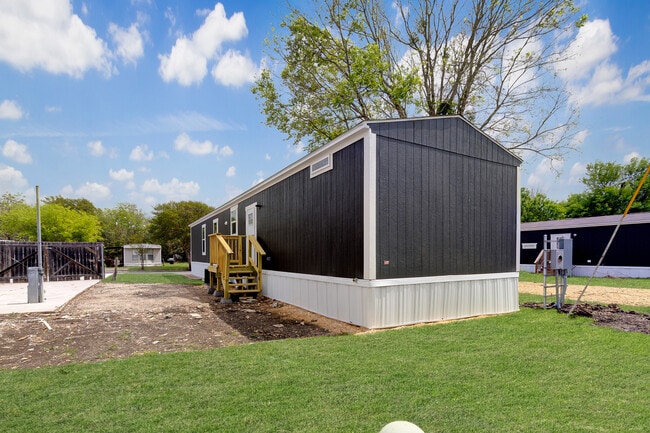 Building Photo - 750 Silent Valley Rd