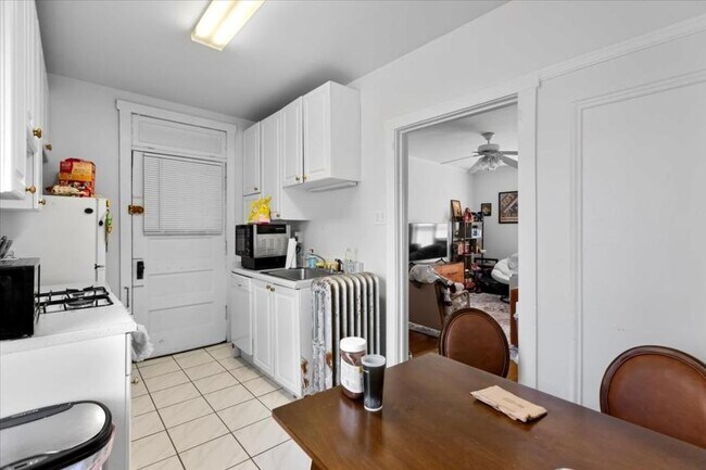 Building Photo - 1 bedroom in Chicago IL 60657