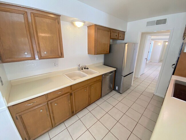Building Photo - West El Paso 4 bed refrig A/C Home!