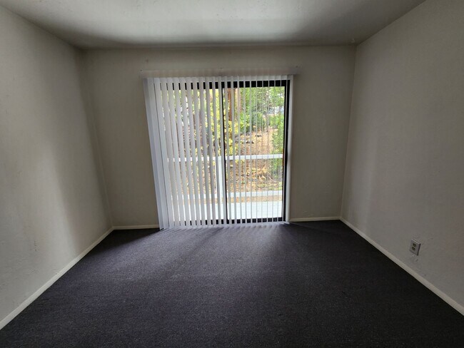 Building Photo - 221 - Steelhead Ave Duplex