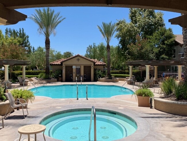 Building Photo - Beautiful 2 Bedrooms, 2 Baths Condominium with Attached Garage in Rancho Cucamonga.