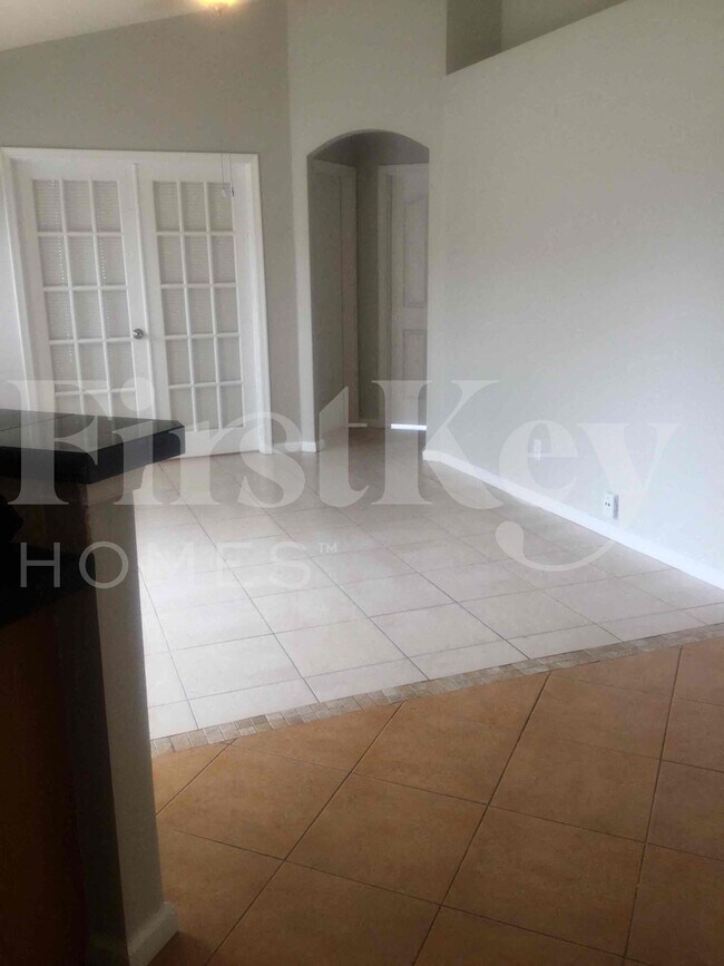 Building Photo - 662 SW Sandbar Terrace