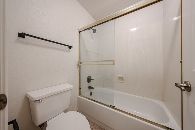 Building Photo - Welcome to this stunning 4-bedroom, 2-bath...