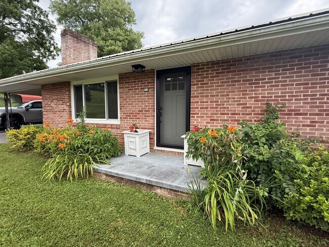 Building Photo - Spotless & Spacious! 3BR Home Near Volunte...