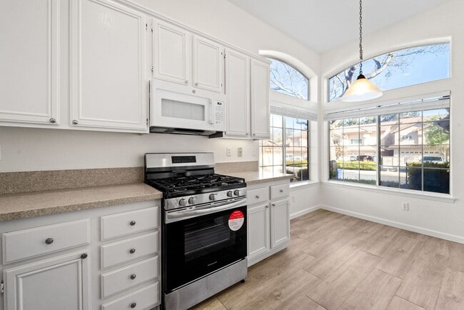 Building Photo - Charming 2 Bed | 2 Bath Single-Story Home with Golf Course Views!